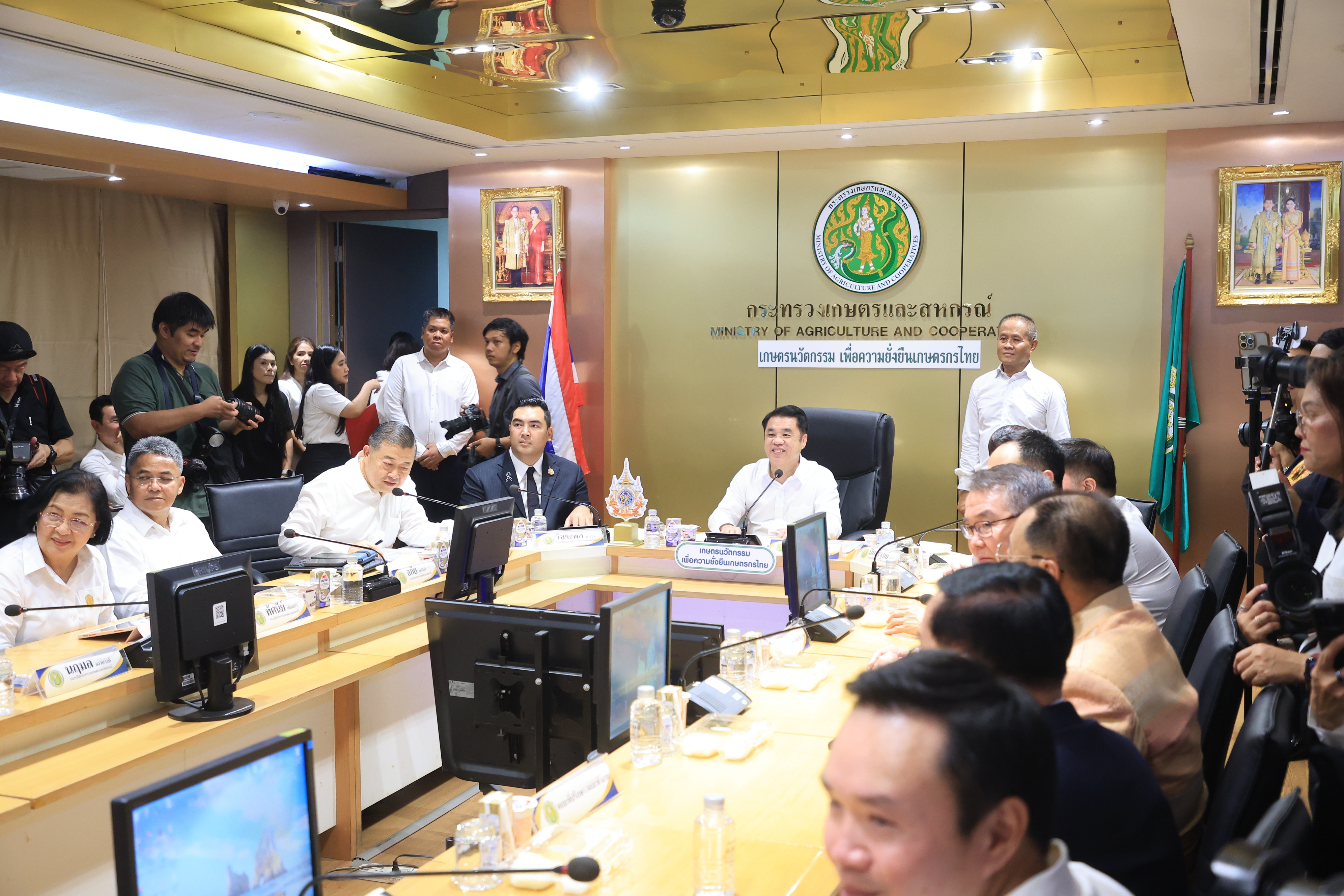 title - เลขาธิการ ส.ป.ก. ร่วมการประชุมผู้บริหารระดับสูงของกระทรวงเกษตรและสหกรณ์ รับมอบนโยบาย รมว.กษ. 5 ด้าน เน้นการทำงานเชิงรุก ลดขั้นตอน เร่งการนำเทคโนโลยีดิจิทัลมาช่วยในการทำงาน ผลักดัน 6 เรื่องเร่งด่วน ต้องเห็นผลที่เป็นรูปธรรม ชูแนวคิดหลัก “เกษตรนวัตกรรม เพื่อความยั่งยืนเกษตรกรไทย” 